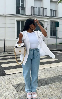 PRETTYLITTLETHING L32 Light Blue Wash Mom Jeans