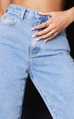 PRETTYLITTLETHING L32 Light Blue Wash Mom Jeans