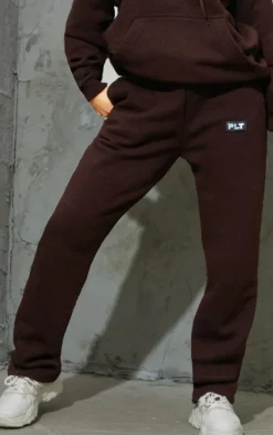 PRETTYLITTLETHING Petite Chocolate Badge Detail Straight Leg Sweatpant