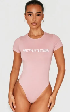 PRETTYLITTLETHING Petite Light Pink Logo Detail Short Sleeve Bodysuit