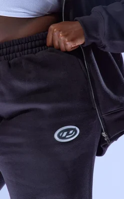 PRETTYLITTLETHING Plus Black Logo Badge Wide Leg Sweatpants